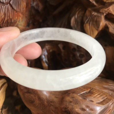 Vòng Thạch Anh Trắng Tự Nhiên Bản Hẹ Mới đẹp Ni 52mm Cao 10mm Dầy 7mm Màu trắng trong bóng đẹp Nữ mệnh Kim mệnh Thủy tay nhỏ đeo 45kg - 52 kg ạ