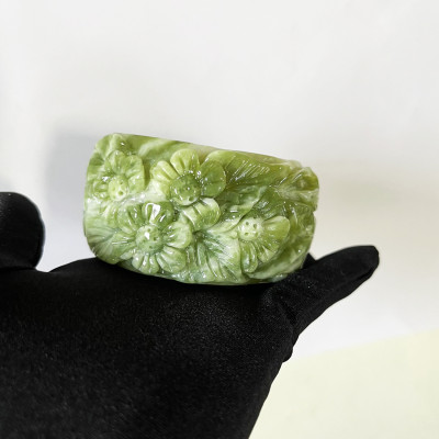 Vòng tay ngọc chạm hoa bản cối size 5.4cm của Xưởng chế tác Đá Phong Thủy Mỹ Nghệ An An