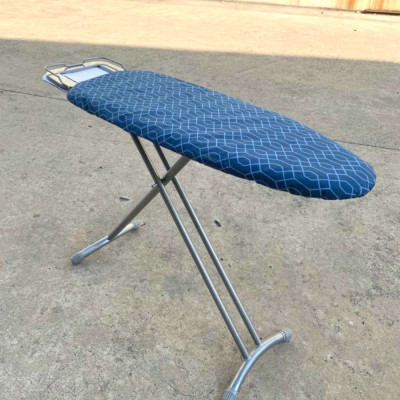 Bàn để ủi quần áo khung thép dạng đứng LBB363 (Tặng kèm 1 vỏ bọc)