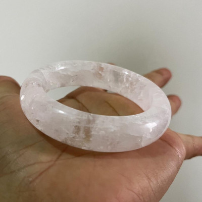 Vòng tay thạch đá thật liền khối trắng trong chế tác tại xưởng Chế Tác Đá Phong Thủy Mỹ Nghệ AnAn