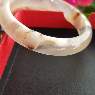 Vòng tay phong thuỷ Nữ Bản Hẹ Đá Mã Não trắng vàng nhẹ bông hoa bóng đẹp Vòng tay Nữ Ni 48mm x Cao 11mm x dầy 6mm Nữ tay nhỏ cân nặng 30kg - 45kg đeo đẹp ạ