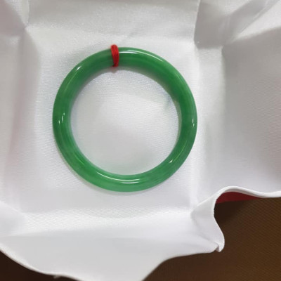 Vòng CẨM THẠCH DLý 49 Ni 49mm x cọng 7mm  Màu Xanh Lá Đậm Hợp Nữ mệnh Mộc Hỏa  Cân nặng 45kg -> 51kg đeo xinh tay ạ