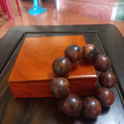 Vòng đeo tay gỗ sưa đỏ ,phong thủy hút tài lộc kt hạt to 25ly