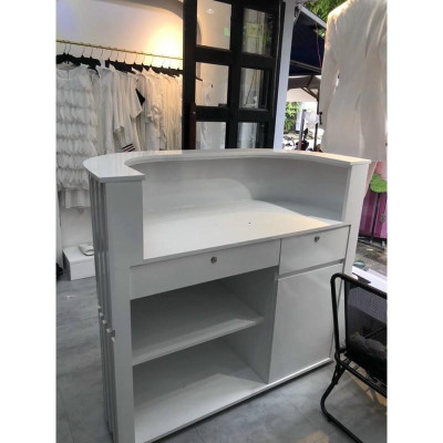 Quầy thu nhân ngang 1m trắng chỉ vàng