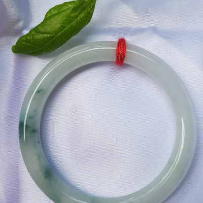 Vòng Tay Đá Ngọc Cẩm Thạch tự nhiên TR LÝ 49mm x cọng 7,2mm Màu bạch ngọc trắng bóng điểm lý xanh rêu rất là đẹp sang Nữ mệnh Kim, mệnh Thủy năngh 47kg - 51kg đeo đẹp ạ