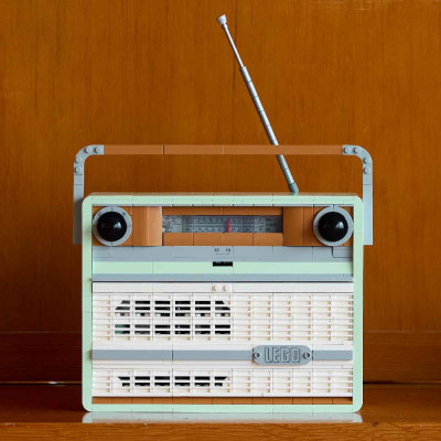 LEGO ICONS 10334 Đồ Chơi Lắp Ráp Đài Radio Cổ Điển (906 chi tiết)