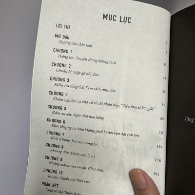 BÍ ẨN SAU CÁNH CỬA NHÀ XÁC - Carla Valentine – Racoon & Ramen dịch – NXB Thanh niên – AZ Books