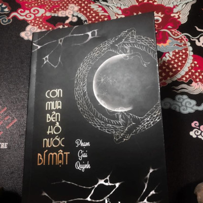 Cơn mưa bên hồ nước bí mật - Phạm Giai Quỳnh