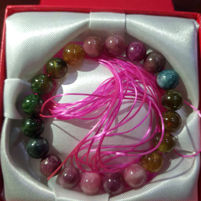 Vòng tay Nữ tourmaline dâu tây tự nhiên đa sắc màu tươi đẹp thiệt sang size hạt 9,5mm vòng này hợp Nữ tất cả các mệnh đeo nhe ạ
