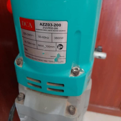 MÁY KHOAN RÚT LÕI BÊ TÔNG 3800W DCA AZZ03-200 - HÀNG CHÍNH HÃNG