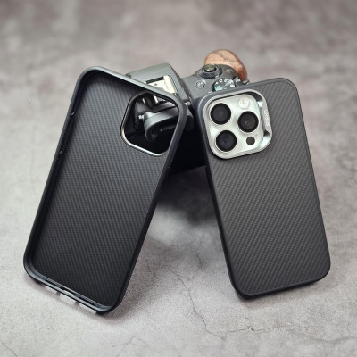 Ốp lưng chống sốc vân carbon fiber cho iPhone 15 Pro Max / 14 Pro Max / 13 Pro Max  hiệu Likgus Defender trang bị viền camera kim loại, cạnh ốp dẻo TPU - Hàng chính hãng