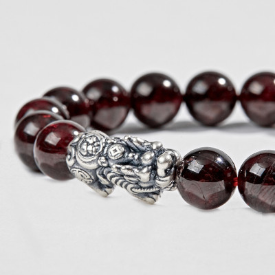 Vòng Đá Garnet Phối Charm Bạc (9mm) Ngọc Quý Gemstones