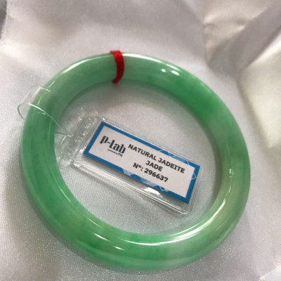 Chiếc Vòng Tay Đá Ngọc Cẩm Thạch Tự Nhiên Vip Lý Đẹp Ni 53mm x chột 8,2mm kiểm định kèm giấy chứng nhận P Lab Ni 296637 Màu Xanh Lý Tươi trắng xanh nhẹ bóng mượt sịn sang nữ 52kg - 60kg đeo ạ