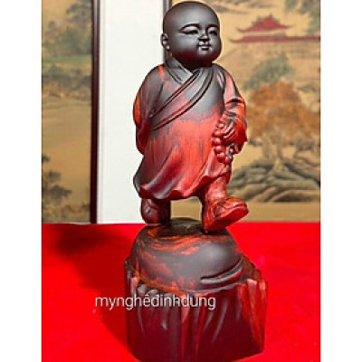 Tượng chú tiểu thong dong bằng gỗ trắc đỏ đến kt cao 20cm