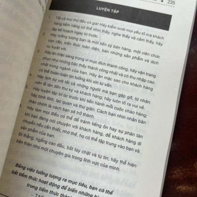NHỮNG ĐÒN TÂM LÝ TRONG BÁN HÀNG – Brian Tracy – Huyền Trang dịch – Alphabooks – NXB Lao Động (bìa mềm)