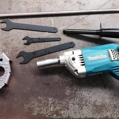 MÁY TRỘN SƠN 850W 165MM MAKITA UT1305 - HÀNG CHÍNH HÃNG