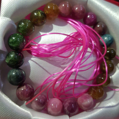 Vòng tay Nữ tourmaline dâu tây tự nhiên đa sắc màu tươi đẹp thiệt sang size hạt 9,5mm vòng này hợp Nữ tất cả các mệnh đeo nhe ạ