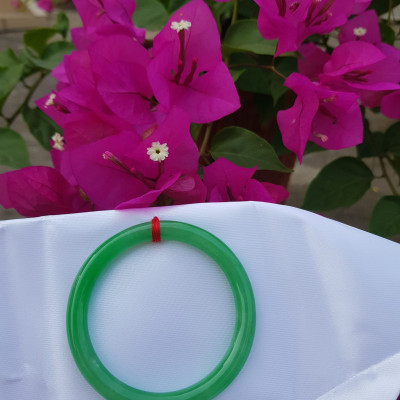 Vòng Tay Đá Cẩm Thạch Lý K49 Size vòng 49mm x dầy 7mm Xanh lá đều bóng thiệt đẹp Nữ mệnh mộc hỏa thủy cân nặng 45kg - 49kg đeo đẹp ạ