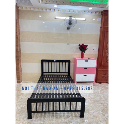 Giường sắt mỹ nghệ vuông 1mx2m giá xưởng