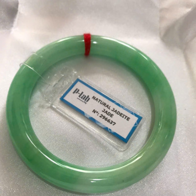 Chiếc Vòng Tay Đá Ngọc Cẩm Thạch Tự Nhiên Vip Lý Đẹp Ni 53mm x chột 8,2mm kiểm định kèm giấy chứng nhận P Lab Ni 296637 Màu Xanh Lý Tươi trắng xanh nhẹ bóng mượt sịn sang nữ 52kg - 60kg đeo ạ