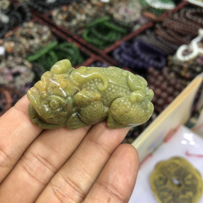 Mặt dây chuyền Tỳ Hưu vẩy rồng phong thủy đá ngọc băng tảo
