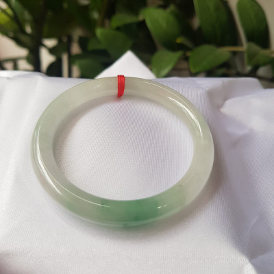 Vòng cẩm thạch Ngọc Đẹp Lý A SỊN 50mm x 7mm Chất liệu đá tự nhiên màu xanh ngọc bóng điểm xanh lý vân đậm tự nhiên bóng đẹp  Nữ 50kg - 56kg ạ