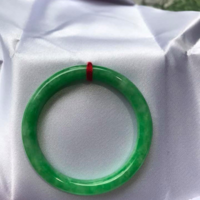 Vòng Tay Đá Cẩm Thạch Đậu Đẹp size 48mm x dầy 7mm Màu Xanh Lá Đậu Bóng Rất Là Đẹp Nữ tay nhỏ Nữ mệnh mộc hỏa thủy 35kg - 49kg đeo ạ