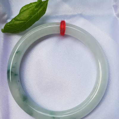 Vòng Tay Đá Ngọc Cẩm Thạch tự nhiên TR LÝ 49mm x cọng 7,2mm Màu bạch ngọc trắng bóng điểm lý xanh rêu rất là đẹp sang Nữ mệnh Kim, mệnh Thủy năngh 47kg - 51kg đeo đẹp ạ