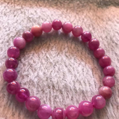 CHIẾC VÒNG TAY NỮ ĐÁ RUBBY HỒNG CÁNH SEN ĐẸP  SIZE VÒNG 8LY ĐÚNG CUNG SANH HỢP NỮ MỆNH HỎA MỆNH THỔ  100% ĐÁ RUBBY HỒNG TỰ NHIÊN Ạ