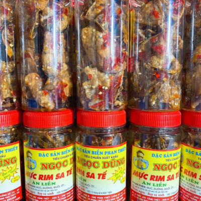 Mực rim sa tế đã chế biến ăn liền gói 500 gram là món ăn ngon ơi là ngon của shop Đặc Sản Biển Phan Thiết NGỌC DŨNG. Hạn sử dụng 6 tháng kể từ ngày đặt hàng