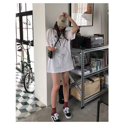 Áo pull nữ màu trắng hình cô gái trẻ trung 