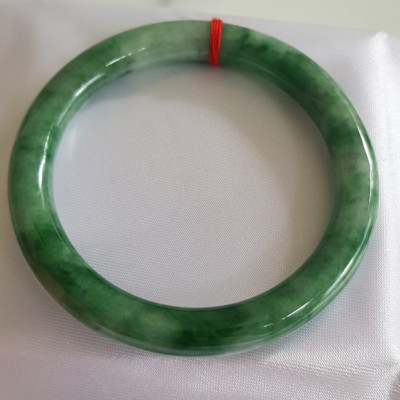 Vòng Cẩm Thạch tự nhiên mới Đậu Lý Sịn Sao 53mm x chột 8mm cao cấp sịn bóng đẹp màu xanh đậu lý đậm nhạt điểm trắng nhẹ đẹp bóng nữ 53kg - 62kg đeo rất đẹp sang tay món quà tặng Mẹ , tặng vợ người phụ nữ yêu quý may mắn ý nghĩa ạ