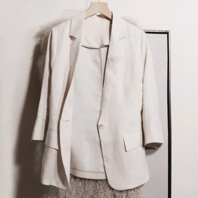 Bộ công sở gồm áo blazer nữ và quần đùi linen, nhẹ nhàng, đơn giản mà thanh lịch
