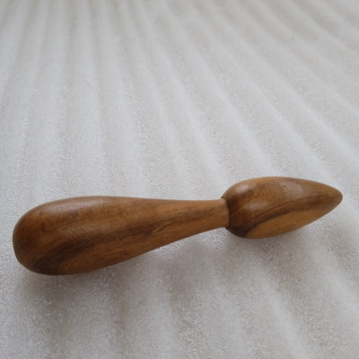Dụng cụ massage N H home bằng gỗ thơm hình cái dùi.