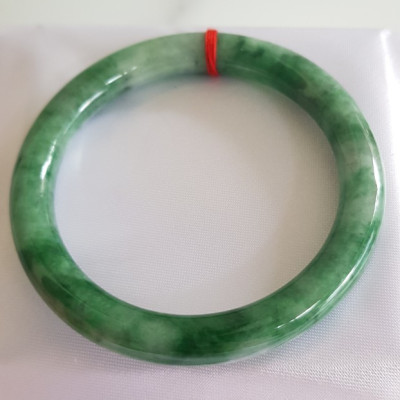 Vòng Cẩm Thạch tự nhiên mới Đậu Lý Sịn Sao 53mm x chột 8mm cao cấp sịn bóng đẹp màu xanh đậu lý đậm nhạt điểm trắng nhẹ đẹp bóng nữ 53kg - 62kg đeo rất đẹp sang tay món quà tặng Mẹ , tặng vợ người phụ nữ yêu quý may mắn ý nghĩa ạ