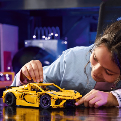 LEGO TECHNIC 42205 Đồ Chơi Siêu Xe Chevrolet Corvette Stingray (732 chi tiết)