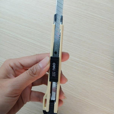 Dao Rọc Giấy Nhỏ 2031 Mới + Hộp Giấy - Không Lưỡi Phụ - Deli WD10150
