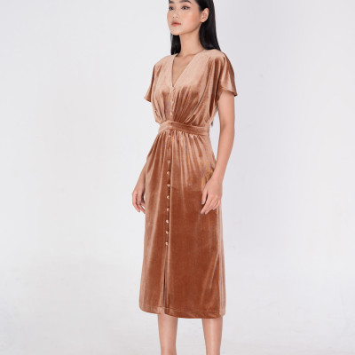 De Leah - Đầm Nhung Xếp Li Cúc Trước - Nâu
