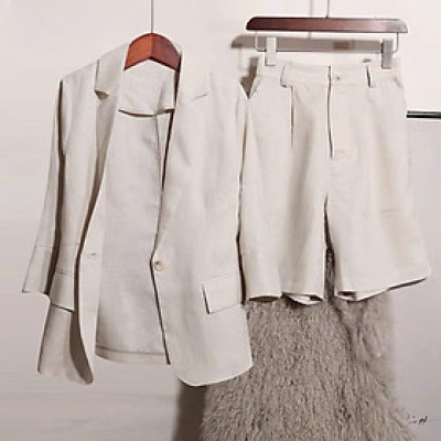 Bộ công sở gồm áo blazer nữ và quần đùi linen, nhẹ nhàng, đơn giản mà thanh lịch