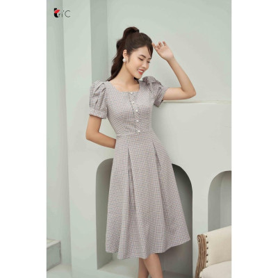 Đầm xòe kẻ caro cổ vuông, tay bồng Tri