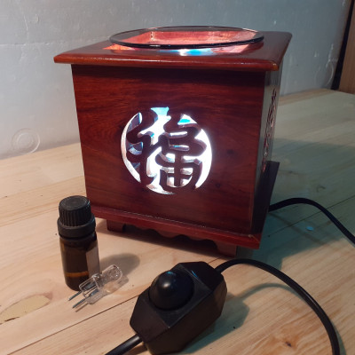 Đèn xông tinh dầu gỗ Hình vuông Chữ Phúc -gỗ hương- Tặng kèm 1 bóng đèn