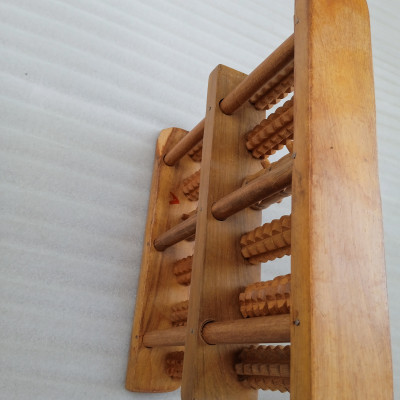 Bàn massage chân N H home gỗ bách xanh hai hàng lăn 
