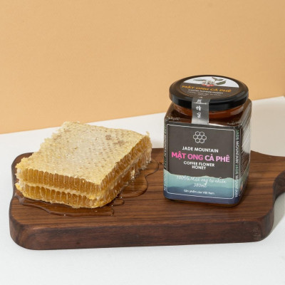 Combo 1 Hũ Mật Ong Cà Phê Jade Mountain Kết Tinh Tự Nhiên 380ml Và 1 Mật Ong Bánh Tổ Jade Mountain 500gr Nguyên Miếng Ngọt Nhẹ