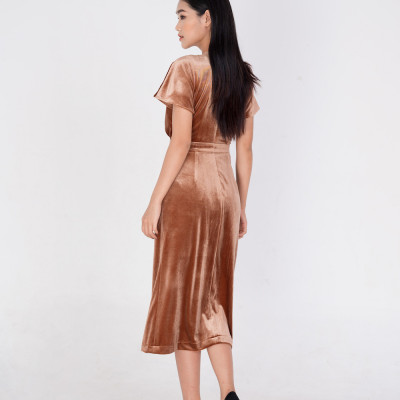 De Leah - Đầm Nhung Xếp Li Cúc Trước - Nâu