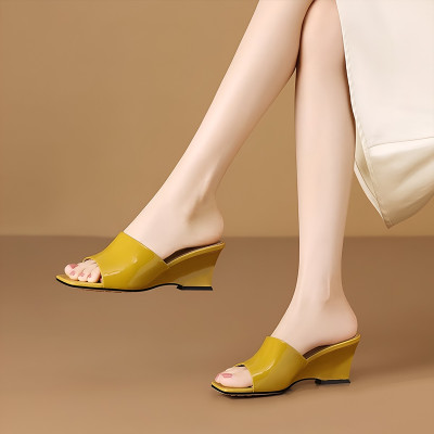 Dép nữ quai ngang, đế xuống ROSATA RO677 - 5p - Đen, Vàng - BKSTORE