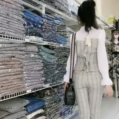 Set áo sơ mi công sở và quần kẻ sọc tôn dáng.
