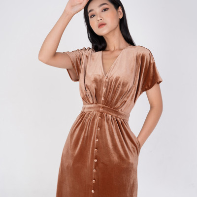 De Leah - Đầm Nhung Xếp Li Cúc Trước - Nâu
