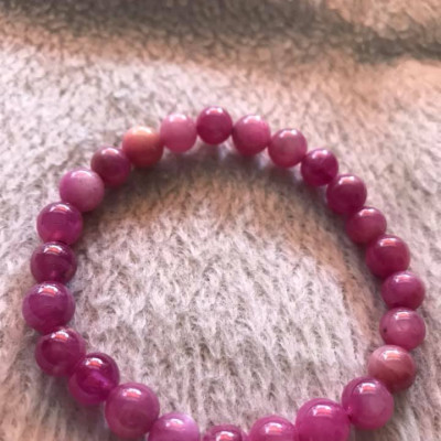 CHIẾC VÒNG TAY NỮ ĐÁ RUBBY HỒNG CÁNH SEN ĐẸP  SIZE VÒNG 8LY ĐÚNG CUNG SANH HỢP NỮ MỆNH HỎA MỆNH THỔ  100% ĐÁ RUBBY HỒNG TỰ NHIÊN Ạ