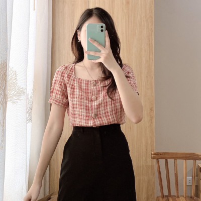 Áo kẻ cổ vuông nữ thêu khuy icon travel màu kẻ đỏ Burny A3002312KD