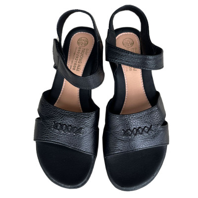 Giày sandal nữ đế bằng 4cm da bò thật màu đen Trường hải SD135